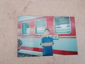 老照片：90年代“兰州—西安”火车旁边帅哥