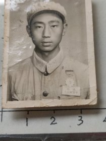 50年代中国人民解放军着50式军装佩戴抗美援朝纪念章照片
