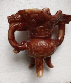 商周时代的礼器玉爵杯.百度对本器的鉴定评语是:“红沁玉这是商周时期玉器常见的一种现象， 增添了玉器的古朴韵味。红沁玉爵杯不仅具有极高的历史价值，还展现了商周玉器制作的精湛技术和审美取向。”本器为龙形柄，杯身有对称的凤凰纹饰，漂亮精美，珍贵罕见。本期属于高级历史和艺术博物馆的首选藏品。三十三载辛勤收藏，宝物有灵汇自八方。不敢号称高古玉王，愿有藏友更比我强。(谨防假冒)