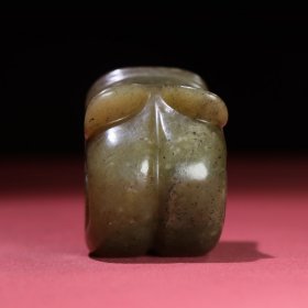 旧藏和田玉商周时期熟坑猪龙把件