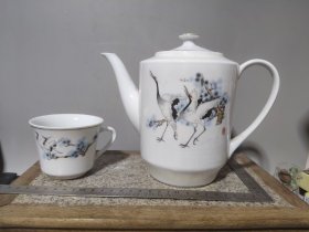 #24121310，80年代景德镇老松仙鹤纹高白瓷执壶，品如图。