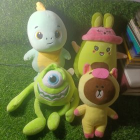 绿头小恐龙、小绿眼怪 、黄色小熊、 带粉色帽子的小娃娃 4个合售毛绒玩具娃娃、布娃娃、 男孩、女孩布娃娃、 布玩偶 小孩玩具