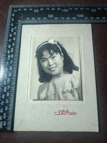 80年时尚女子在漓江工农兵照相照片一张，带底板，Z502