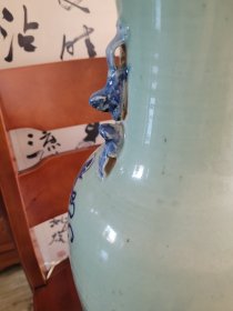 清中期：豆青釉青花加白平升三级300件大瓶。画工精美，青花发色靓丽。高59.7厘米，直径23厘米。口沿内釉表面有一个1厘米长，很浅的缩釉（出窑前形成的）。保真。顺丰包邮，保价。 清嘉道时期的300件青花加白大瓶，保留到今天，如此品相，非常难得。