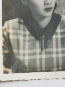 白燕，黑白小照片一张。原名陈玉屏，广东人。1936年考入广州国际影片公司，从此走上演员之路，1937年到香港演出第一部电影《锦绣河山》。是一位香港粤语片演员，演出过多套电影。擅长演绎遭遇不幸的女性和端庄娴淑的贤妻良母，形象鲜明，与吴楚帆、张瑛、张活游合作最多。主演的名片包括：《蝴蝶夫人》。 。
