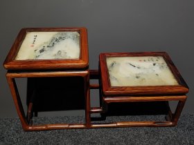 旧藏红木雲石高低花架· 【峰有春色~峰有春意】天然云石搭配上等优质红木 茶桌花几摆件 全隼卯结构 石料画意天然 寓意吉祥 古意盎然 器形规整 色泽雅致 可香舍雅置 高桌：高22厘米长17厘米宽17厘米 低桌：高14厘米长20厘米宽17厘米 总长40厘米宽17厘米高22厘米重1650克