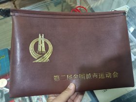 少见唐山城市运动会工作人员夹包一个