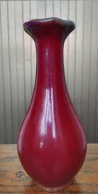 霁红花口瓶,高23厘米，腹宽10厘米，口径7厘米，放大150倍的釉面图，看到釉面有开片，气泡大而疏朗，柴煤窑烧制，烧制时间确定不了。