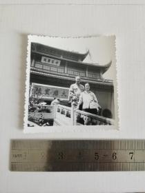 老照片-----《夫妻在杭州灵隐寺》！