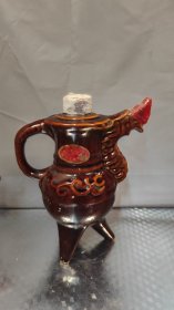 245号老瓶子，品相完好，适合收藏或摆件。这个独特的陶瓷瓶，形状别致，是爱好古董收藏者的理想选择。瓶身上有精美的纹路，增添了古典韵味。 感兴趣的朋友可以点击“我想要”和我私聊哦～ 【分类】收藏-瓷器 【款式】瓶 【状态】品相完好 注意：签收时请确认包装完好无损，如有问题请及时联系我！发货后不支持无理由退货，请谅解～ 欢迎光临！