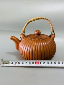 宜兴紫砂 原矿段泥
作者 陈鸣远
品名 藤条壶 
容量 380cc