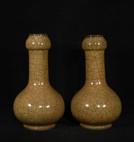 宋哥窑蒜头瓶一对，高24.5×13.5厘米