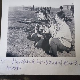 女民兵打坦克 包快递