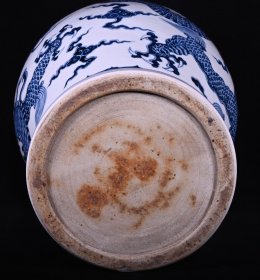大明宣德年制青花龙纹束腰梅瓶，高40×27厘米