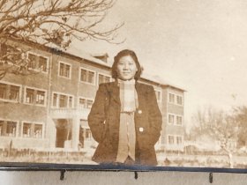 1953年山东农学院美女学生围巾教学楼前照片(解放初山东农学院美女小照片相册)