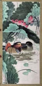 王天佑 98/45 立轴 1933年出生，河南内黄人。自幼酷爱绘画，1953年进修于省艺术学校，初学西画，后转习中国山水画，拜何海霞、康师尧、方济众诸先生为师。画风崇尚中西结合，雅俗共赏，在传统山水画的基础上，大胆创新，追求天人合一的自然美，形成鲜明的个人风貌。其作品多次参加国内外美展，作品曾被河南博物院、国家黄河博物馆、郑州美术馆等有关单位收藏，数百幅作品流行于东南亚地区及美国等。