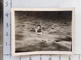 60年代昆明工学院学生滇池游泳照片(邹位相册，邹位约1961年毕业于昆工附中，之后就读于昆明工学院)