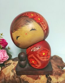 纯实木雕刻木偶。日本传统民芸制品，长10厘米，宽10厘米，高15厘米。头部有一处磨痕，介意勿拍。