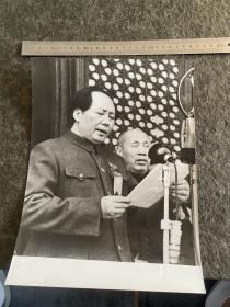 时期出版发行的大尺寸新闻老照片 开国大典毛主席在天安门城楼上讲话