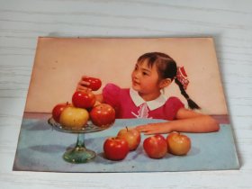 【老年历卡】1975年《女孩与苹果》年历画片一枚 中国粮油食品进出口公司大连分公司