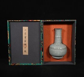 宋官窑炫纹撇口瓶 高22×14厘米
