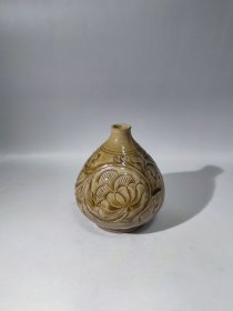 宋陕西铜川耀州窑剔刻花瓶。案头插花。