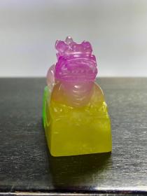 高冰高荧光翡翠多彩印章，选料上乘，冰透水润，立体雕刻，成色漂亮，油润包浆，摆放端正大气，完整全品。Y25