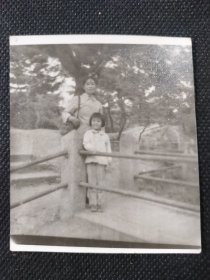 1970《老照片》温婉的母女俩(小姑娘神态绝了)