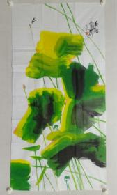 保真书画，四川名家，米金铭《荷》四尺整纸国画一幅136×69cm，软片。 米金铭，四川荣县人，1987年毕业于四川美术学院绘画系。成都市美术家协会副主席、顾问。中国美术家协会会员，中国版画家协会会员，四川美术家协会版画艺委会委员，四川省艺促会书画艺术委员会艺术委员，四川现代画院副院长，成都版画院副秘书长。
