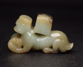 古玉文化，精品收藏，和田玉贵人送宝 特价 规格:6.1×3.6×2.1厘米 重 55克。 玉质细腻温润，造型精致大方，雕工精湛，包浆古朴自然，有着重要的历史文化内涵，极具收藏。