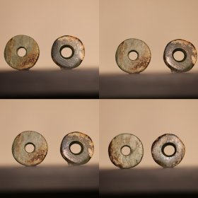 小玉璧 两件。直径23.5-24 mm，厚度4.2 mm；直径25-25.2 mm；厚度5.5mm，地方玉材质，小点的玉璧玉质较好，较大的小璧石性略重，基本不透光，皆有受沁现象，皮壳痕迹自然清晰。