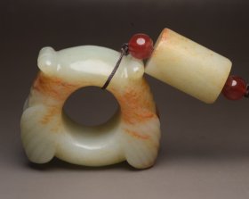 和田玉蝉佩 规格: 9.3×5.3×2.9厘米，重 141克。