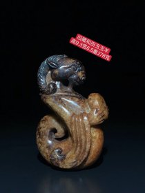 和田玉玉羊：雕工精湛，包浆老道，沁色完美，玉质温润细腻。