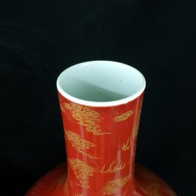 大清康熙郎红釉描金龙凤呈祥天球瓶一对