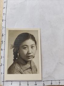 一本绝对美女李洛仙相册中的照片:50年代初绝对美女李洛仙朋友大辫子美女照片