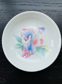 英国Aynsley制骨瓷小碟，干果碟、零食碟、首饰碟，绘制精美小豌豆花图案。直径4.25英寸/10.8cm，几乎全新状态。出自1775年的老牌英国瓷器品牌