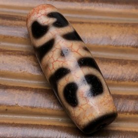老料高油包浆血丝【莲师法帽天珠】 尺寸约：33*12毫米 重量7.6克* 一颗可以改变运势的神圣天珠 图腾清晰、橘皮纹细腻、包浆醇厚 天珠中最具灵性者,是西藏密宗之祖莲花生大士以神通力化现出来而流传于世的宝石,有化解自相五行相克和调柔事业、智慧、权势与健康等能量，补充任何五行命气衰弱者的磁场，是灵界争相祈祷、供养的圣物，能圆融所有先天磁场使命气强盛的权威宝物。