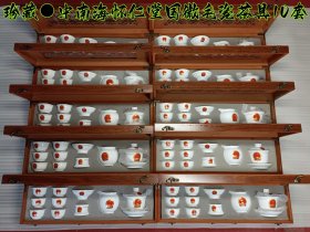 珍藏5670年代暗影梅花瓷茶具，国营7501陶瓷研究所精品，其质薄如纸，白如玉，弹之有金玉之声，打灯现暗影头像，历来为收藏界推崇，早期库存未使用，可藏可赏。 标价为1套，库存不多，有缘得之。