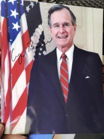 国著名共和党政治家、第四十一任美国总统 乔治·赫伯特·沃克·布什 亲笔签名照片一张（尺寸：25.4*20.3cm）