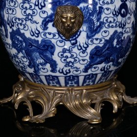 大清乾隆青花狮纹包铜回流缸（31.5×37cm）