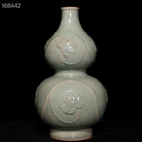 龙泉窑浮雕花卉纹葫芦瓶，高35.5cm直径21cm，