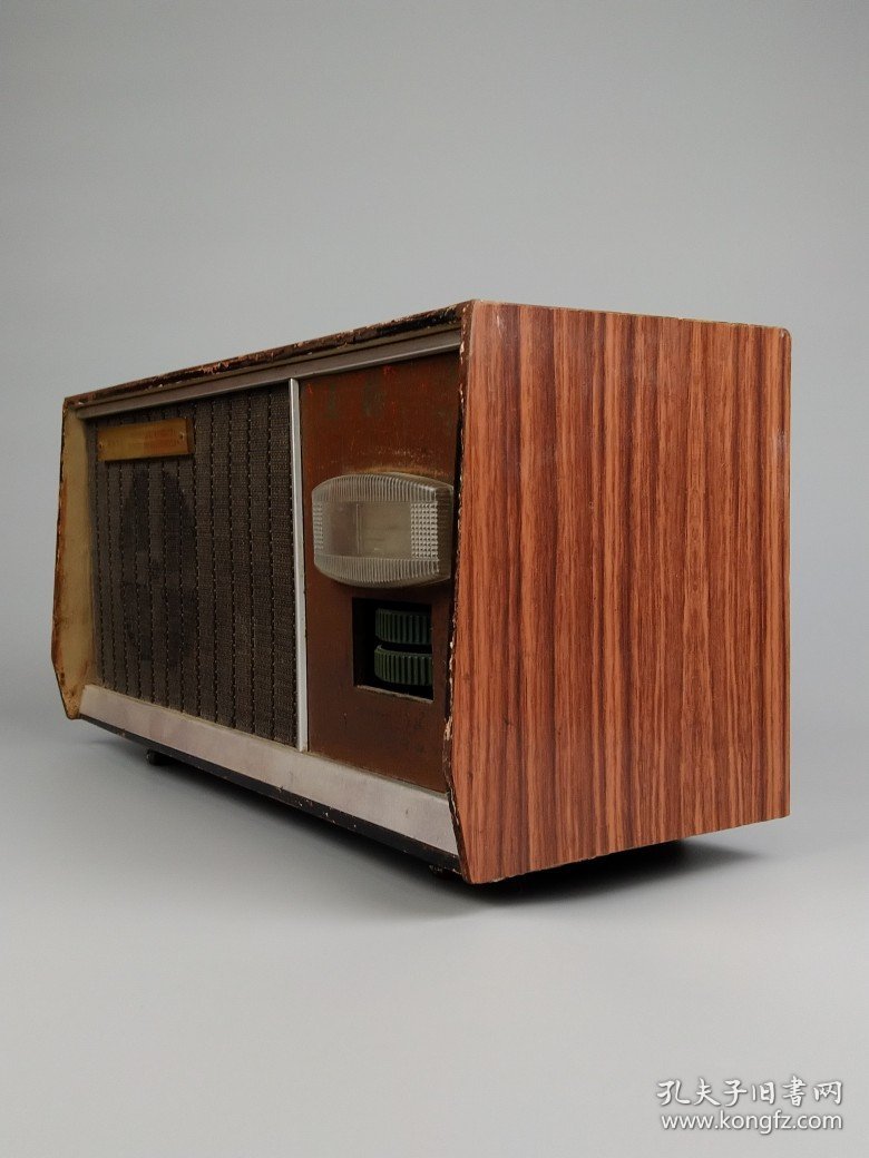 六十年代【最高指示标牌】天鹅收音机，胶木板机外壳，全品完整无修，可响。品相极好！