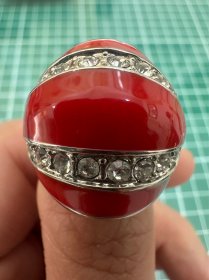 水钻装饰红戒指

自然旧