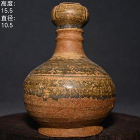 汉代青瓷开片波浪纹蒜头瓶。
 高度：15.5cm
直径：10.5cm