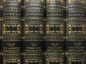 1868《狄更斯文集》The Works of Charles Dickens，
20册大全套，国立图书馆特辑，墨绿色真皮装帧，真丝布面，竹节背压花烫金，顶金侧底毛边，经典插图，厚重大开本。基本未翻动过，整体状态非常好。