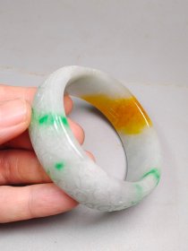 缅甸老翡翠雕刻手镯，内径5.9cm，条粗3.2cm.