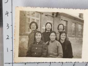 1972年美女粗辫子孙友莲、马凤芝、姜玉荣等老师们送别姜玉荣老师合影照片