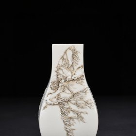 瓷器 清光绪刻心斋款堆雕鹭莲纹方瓶14*8.5厘米