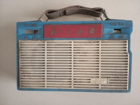 前哨牌为人民服务老收音机 缺后盖子喇叭应该是后配 没有固定，（一线在老维修师傅收来的）摆件道具收藏使用