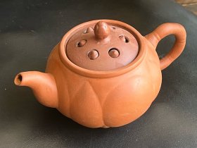 上世纪七八十年代怀旧古董老物件宜兴紫砂老紫砂壶圆壶莲藕紫砂壶手工紫砂泥壶荷叶莲子壶老茶壶宜兴紫砂水壶，早期70年代80年代老紫砂壶老莲子壶老茶壶老水壶老泥壶，纯手工紫砂泥壶，完整保存，出水顺畅，实用性好，包浆自然，无落款，原装原样，砂质厚实耐用，标准传统经典器型，实物实图，保老保真，值得收藏摆设复古陈列道具使用，喜欢的随时联系，安全包邮！